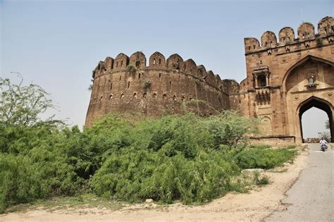  Rohtas Fort: En Mystisk Medeltida Bebästning Mitt i Punjab!